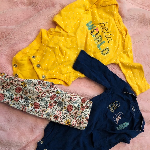 Two onesies and a pair of matching pants - Picture 2 of 2